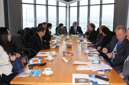 与外国集团商谈合作